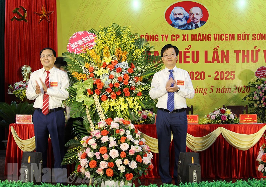  Đồng chí Nguyễn Đức Vượng, TUV, Phó Chủ tịch UBND tỉnh tặng hoa chúc mừng đại hội.
