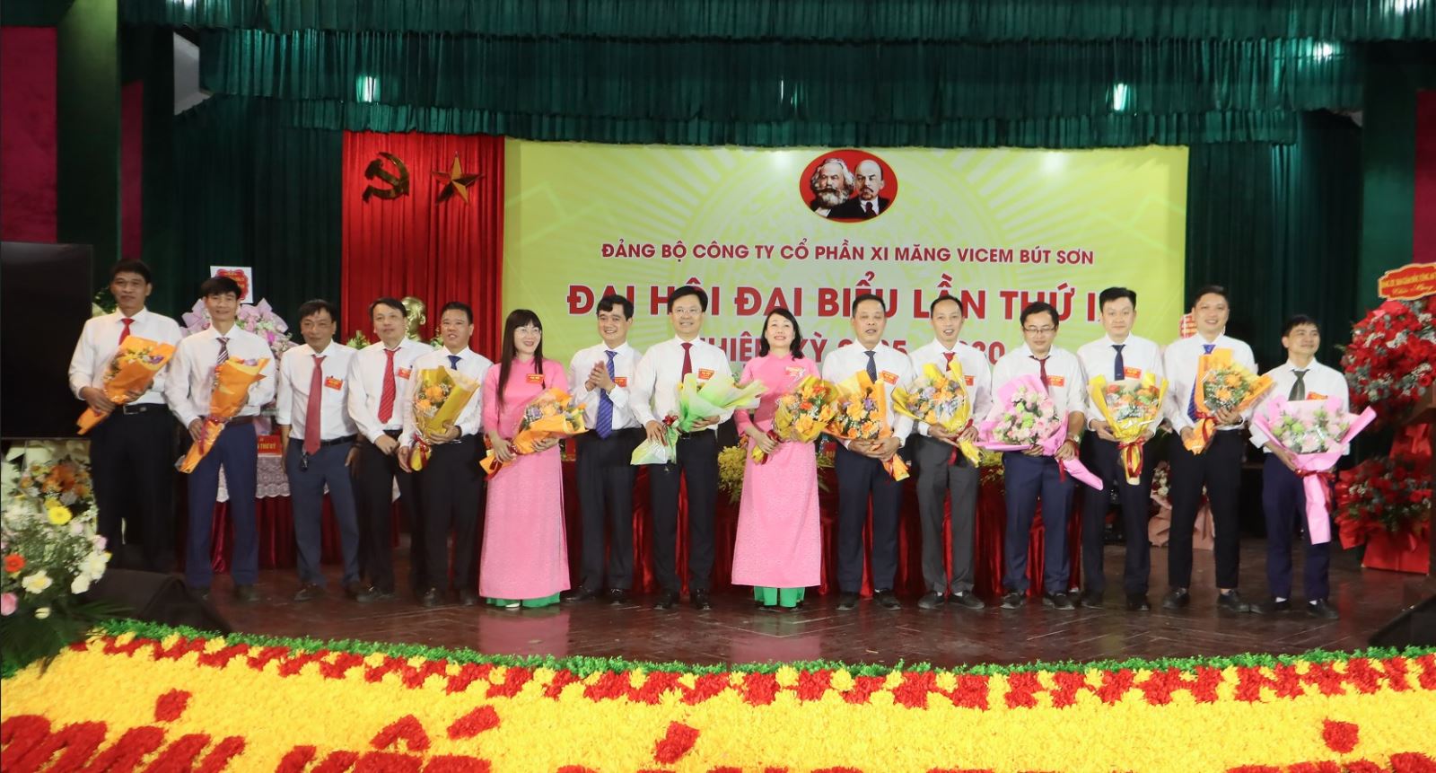 <h1 style="text-align:justify"><span style="font-size:16px"><span style="color:#000000"><strong>Sáng 14/5, Đảng bộ Công ty cổ phần xi măng  Vicem Bút Sơn long trọng tổ chức Đại hội đại biểu lần thứ IX, nhiệm kỳ 2025 - 2030. Dự, chỉ đạo Đại hội có các đồng chí: Nguyễn Đức Vượng, TUV, Phó Chủ tịch UBND tỉnh; Phạm Minh Đức, Phó Bí thư Thường trực Đảng ủy Tổng công ty xi măng Việt Nam; đại diện Thị ủy Kim Bảng; lãnh đạo Công an tỉnh và 150 đại biểu chính thức đại diện cho 412 đảng viên trong toàn Đảng bộ.</strong></span></span></h1>
<p style="text-align:justify"><span style="font-size:16px"><a href="https://baohanam-fileserver.nvcms.net/IMAGES/2025/05/14/20250514141238-10110.jpg" title="Đại hội đại biểu Đảng bộ Công ty cổ phần xi măng  Vicem Bút Sơn nhiệm kỳ 20252030"><img alt="Đại hội đại biểu Đảng bộ Công ty cổ phần xi măng  Vicem Bút Sơn nhiệm kỳ 20252030" src="https://baohanam-fileserver.nvcms.net/IMAGES/2025/05/14/20250514141238-10110.jpg" /></a></span></p>
<p style="text-align:center"><span style="font-size:16px"><strong><em>Đồng chí Phạm Minh Đức, Phó Bí thư Thường trực Đảng ủy Tổng công ty xi măng Việt Nam phát biểu chỉ đạo Đại hội.</em></strong></span></p>
<p style="text-align:justify"><span style="font-size:16px">Trong nhiệm kỳ 2020 - 2025, mặc dù điều kiện kinh doanh xi măng còn nhiều khó khăn, song với sự quyết tâm cao, Đảng ủy, Ban Giám đốc Công ty cổ phần xi măng Vicem Bút Sơn đã lãnh đạo, chỉ đạo đơn vị thực hiện đúng chủ trương, đường lối của Đảng, chính sách, pháp luật của Nhà nước, các quy định, hướng dẫn của Trung ương gắn với thực hiện nghiêm túc Nghị quyết Trung ương 4 (khóa XII) về xây dựng, chỉnh đốn Đảng; đẩy mạnh việc học và làm theo tư tưởng, đạo đức, phong cách Hồ Chí Minh theo tinh thần Chỉ thị 05 của Bộ Chính trị; từng bước sắp xếp, đổi mới, tái cơ cấu doanh nghiệp, tinh gọn bộ máy hoạt động hiệu lực, hiệu quả. Trong công tác xây dựng Đảng, Đảng bộ Vicem Bút Sơn đã thực hiện nghiêm túc, toàn diện, hiệu quả trên các mặt công tác giáo dục chính trị, tư tưởng; công tác tổ chức cán bộ, kiểm tra, giám sát, dân vận và lãnh đạo các tổ chức đoàn thể chính trị - xã hội... Kết quả Đảng bộ 3 năm hoàn thành xuất sắc nhiệm vụ; số chi bộ trực thuộc hoàn thành tốt nhiệm vụ trở lên đạt 90%, đạt chỉ tiêu nghị quyết đại hội đề ra. Trong nhiệm kỳ Đảng bộ Vicem Bút Sơn kết nạp được 65 đảng viên, đạt 108% chỉ tiêu nghị quyết đại hội đề ra.</span></p>
<p style="text-align:justify"><span style="font-size:16px"><a href="https://baohanam-fileserver.nvcms.net/IMAGES/2025/05/14/20250514141238-10112.jpg" title="Đại hội đại biểu Đảng bộ Công ty cổ phần xi măng  Vicem Bút Sơn nhiệm kỳ 20252030"><img alt="Đại hội đại biểu Đảng bộ Công ty cổ phần xi măng  Vicem Bút Sơn nhiệm kỳ 20252030" src="https://baohanam-fileserver.nvcms.net/IMAGES/2025/05/14/20250514141238-10112.jpg" /></a></span></p>
<p style="text-align:center"><span style="font-size:16px"><strong><em>Đồng chí Nguyễn Đức Vượng, TUV, Phó Chủ tịch UBND tỉnh tặng hoa chúc mừng Đại hội.</em></strong></span></p>
<p style="text-align:justify"><span style="font-size:16px"><a href="https://baohanam-fileserver.nvcms.net/IMAGES/2025/05/14/20250514141238-10111.jpg" title="Đại hội đại biểu Đảng bộ Công ty cổ phần xi măng  Vicem Bút Sơn nhiệm kỳ 20252030"><img alt="Đại hội đại biểu Đảng bộ Công ty cổ phần xi măng  Vicem Bút Sơn nhiệm kỳ 20252030" src="https://baohanam-fileserver.nvcms.net/IMAGES/2025/05/14/20250514141238-10111.jpg" /></a></span></p>
<p style="text-align:center"><span style="font-size:16px"><strong><em>Lãnh đạo Đảng ủy Tổng công ty xi măng Việt Nam tặng hoa chúc mừng Đại hội.</em></strong></span></p>
<p style="text-align:justify"><span style="font-size:16px">Về hoạt động sản xuất, kinh doanh, trong 5 năm, công ty đã sản xuất hơn 13 triệu 273 tấn clinker, hơn 15 triệu 497 tấn xi măng; tiêu thụ hơn 2 triệu 122 tấn clinker, hơn 15 triệu 498 tấn xi măng. Với kết quả hoạt động sản xuất, kinh doanh trên, trong 5 năm qua, công ty đã nộp ngân sách Nhà nước hơn 608 tỷ đồng; thực hiện đúng, đủ các chế độ, chính sách cho người lao động, với mức lương bình quân năm 2024 đạt hơn 14 triệu đồng/người/tháng.</span></p>
<p style="text-align:justify"><span style="font-size:16px"><a href="https://baohanam-fileserver.nvcms.net/IMAGES/2025/05/14/20250514141238-1019.jpg" title="Đại hội đại biểu Đảng bộ Công ty cổ phần xi măng  Vicem Bút Sơn nhiệm kỳ 20252030"><img alt="Đại hội đại biểu Đảng bộ Công ty cổ phần xi măng  Vicem Bút Sơn nhiệm kỳ 20252030" src="https://baohanam-fileserver.nvcms.net/IMAGES/2025/05/14/20250514141238-1019.jpg" /></a></span></p>
<p style="text-align:center"><span style="font-size:16px"><strong><em>Các đại biểu biểu quyết thông qua nghị quyết Đại hội.</em></strong></span></p>
<p style="text-align:justify"><span style="font-size:16px">Phát biểu chỉ đạo tại Đại hội, đồng chí Phạm Minh Đức, Phó Bí thư Thường trực Đảng ủy Tổng công ty xi măng Việt Nam đánh giá cao những kết quả trong nhiệm kỳ 2020 - 2025 của Đảng bộ Công ty cổ phần xi măng Vicem Bút Sơn; kết quả đó đã góp phần vào thực hiện nhiệm vụ chính trị của Tổng công ty, cũng như đóng góp vào sự phát triển của tỉnh Hà Nam. Trong thời gian tới, đồng chí đề nghị Đảng bộ Công ty cổ phần xi măng Vicem Bút Sơn tiếp tục đoàn kết, thống nhất tập trung lãnh đạo, khắc phục những khó khăn hạn chế, phát huy những mặt mạnh, thực hiện tốt công tác xây dựng Đảng; tập trung sản xuất kinh doanh hiệu quả, góp phần cùng với Tổng Công ty xi măng Việt Nam hoàn thành kế hoạch đề ra.</span></p>
<p style="text-align:justify"><span style="font-size:16px"><a href="https://baohanam-fileserver.nvcms.net/IMAGES/2025/05/14/20250514141238-1018.jpg" title="Đại hội đại biểu Đảng bộ Công ty cổ phần xi măng  Vicem Bút Sơn nhiệm kỳ 20252030"><img alt="Đại hội đại biểu Đảng bộ Công ty cổ phần xi măng  Vicem Bút Sơn nhiệm kỳ 20252030" src="https://baohanam-fileserver.nvcms.net/IMAGES/2025/05/14/20250514141238-1018.jpg" /></a></span></p>
<p style="text-align:center"><img alt="" src="/Data/images/Tintuc/CongDoan-DoanTN/Nam%202025/bophieu.jpg" /><span style="font-size:16px"><em>Các đại biểu bỏ phiếu bầu Ban Chấp hành Đảng bộ nhiệm kỳ 2025-2030.</em></span></p>
<p style="text-align:justify"><span style="font-size:16px">Với tinh thần “Đoàn kết, sáng tạo, phát triển”, 100% đại biểu tham dự đại hội đã biểu quyết thông qua Nghị quyết Đại hội Đảng bộ công ty nhiệm kỳ 2025-2030 với chỉ tiêu chủ yếu như: sản xuất 2,8 triệu clinker/năm, 3,6 triệu tấn xi măng/năm; tiêu thụ 3,8 triệu tấn/năm, trong đó xi măng đạt 3,5 triệu tấn/năm. Thu nhập bình quân đầu người năm sau cao hơn năm trước từ 8 -10% trở lên. Hằng năm kết nạp thêm ít nhất 15 -20 đảng viên; 90% đảng viên trở lên hoàn thành tốt nhiệm vụ. Số tổ chức đảng trực thuộc hoàn thành tốt nhiệm vụ trở lên đạt từ 90-100%, Đảng bộ công ty hoàn thành tốt nhiệm vụ trở lên.</span></p>
<p style="text-align:justify"><span style="font-size:16px"><a href="https://baohanam-fileserver.nvcms.net/IMAGES/2025/05/14/20250514141238-10113.jpg" title="Đại hội đại biểu Đảng bộ Công ty cổ phần xi măng  Vicem Bút Sơn nhiệm kỳ 20252030"><img alt="Đại hội đại biểu Đảng bộ Công ty cổ phần xi măng  Vicem Bút Sơn nhiệm kỳ 20252030" src="https://baohanam-fileserver.nvcms.net/IMAGES/2025/05/14/20250514141238-10113.jpg" /></a></span></p>
<p style="text-align:center"><span style="font-size:16px"><strong><em>Ban Chấp hành Đảng bộ Đảng bộ Công ty cổ phần Vicem Bút Sơn khóa IX ra mắt đại hội.</em></strong></span></p>
<p style="text-align:justify"><span style="font-size:16px">Đại hội Đảng bộ Công ty cổ phần Vicem Bút Sơn đã bầu Ban Chấp hành Đảng bộ khóa IX, nhiệm kỳ 2025 – 2030 và bầu đoàn đại biểu dự Đại hội đại biểu Đảng bộ Tổng Công ty xi măng Việt Nam lần thứ IV, nhiệm kỳ 2025-2030.</span></p>
<p style="text-align:right"><span style="font-size:16px"><em>baohanam.com.vn</em></span></p>
<p style="text-align:justify"><span style="font-size:16px"><iframe frameborder="1" height="350" name="Thời sự THHN ngày 14.5.2025" scrolling="no" src="/Data/files/Tu_Lieu_Video_Hinhanh/Video/THHN%20DaiHoiDang2025-2030.mp4" width="500"></iframe></span></p>
<p style="text-align:right"><span style="font-size:16px"><em>Thời sự THHN ngày 14-5-2025</em> </span></p>